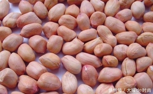 身体|每天吃一把花生,身体会发生很大的变化,但2类人得忌口