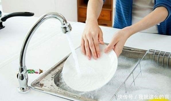 洗碗盘|洗碗不要用洗洁精了,保洁阿姨教你这一招,省钱实用又不伤手!