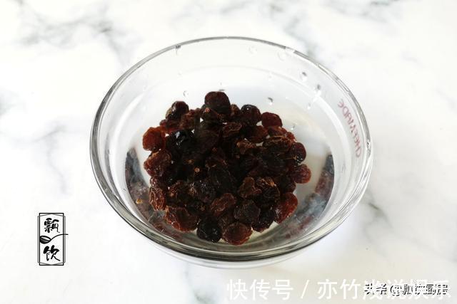 黑米糕|老人想吃米糕，黑米粉加酵母做出来，没有泡打粉的蓬松，但很好吃