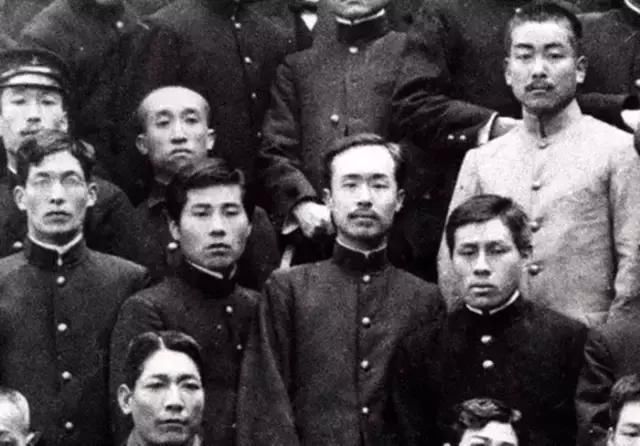 弘一法师&弘一法师生前最后一副书法作品,只有四个字,竟然写在这上面