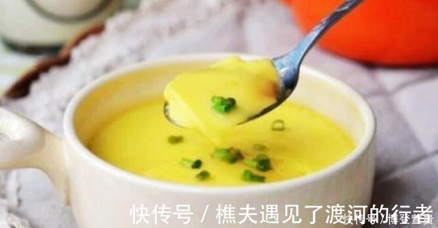 蛋羹|蒸鸡蛋羹应用凉水还是温水?学会这一招,出来又滑又嫩无蜂窝!