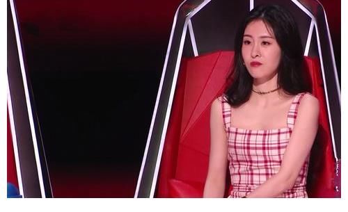 那英|《中国好声音》那英评价歌手，唱的比周深结实厚重，那点像