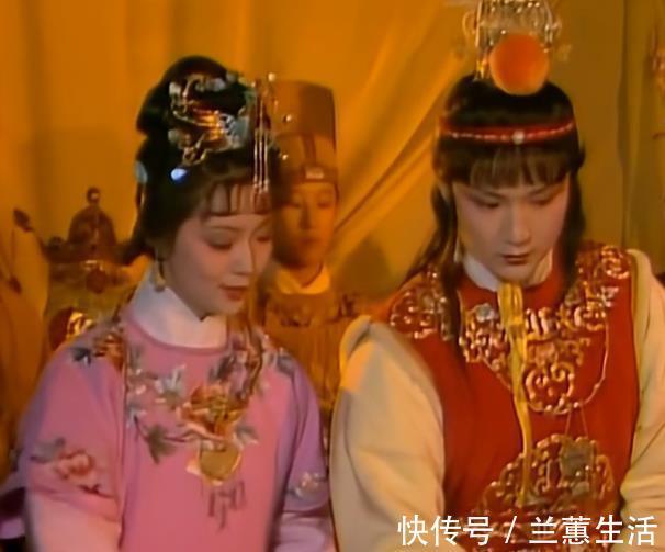 宝钗|贾宝玉作诗犯难,宝钗、黛玉帮忙作弊,都是才女,但品性相差悬殊