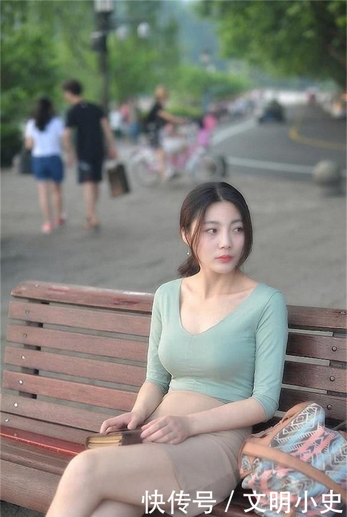 女性|优雅简约穿搭,时尚美范显出女性的温婉柔情