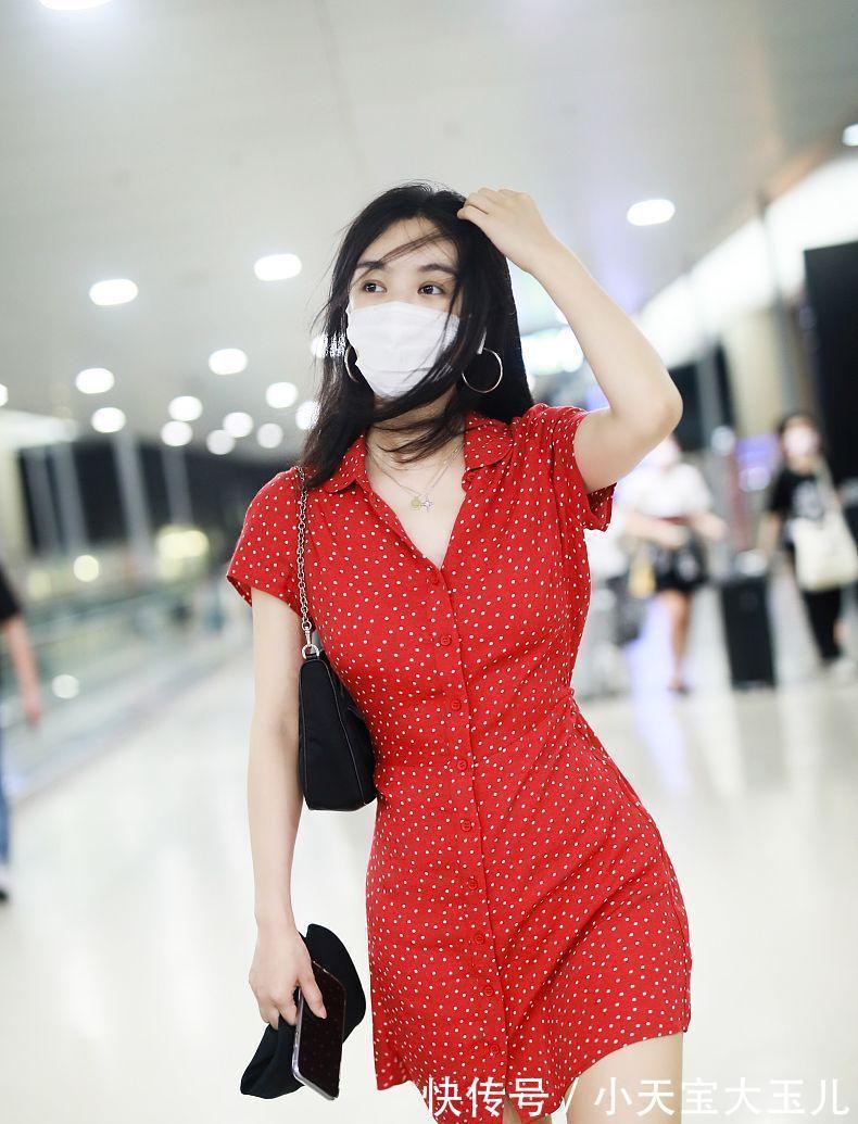 穿搭|黑与白的搭配,融入了豹纹元素,让穿搭清新靓丽又显高级美