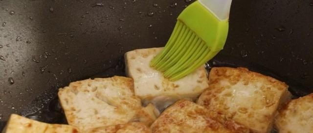 在家想吃铁板豆腐，没有铁板用平底锅做，香辣入味，开胃又下饭