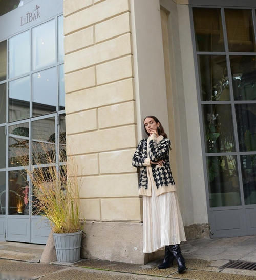 百褶裙怎么搭配才好看？配毛衣优雅，配卫衣帅气，都好潮