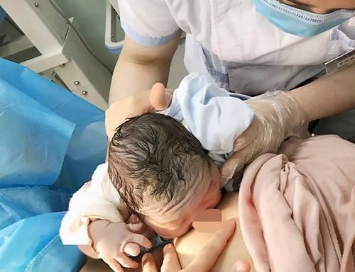 宝宝|新生儿“第一口”喝水,还是喝奶?妈妈别迷糊,喂错了影响发育