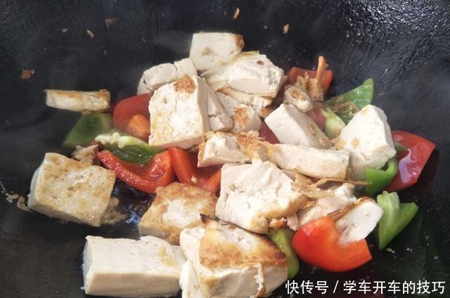 1块豆腐，2个青椒，简单烹饪，出锅豆腐软糯入味，天越冷越爱吃！