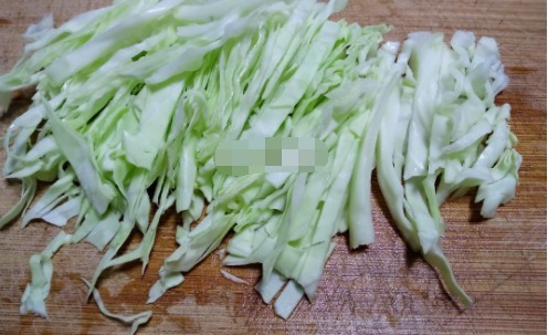 这菜别再炒着吃，用它来煎饼，可比韭菜好吃多了，吃过就忘不了