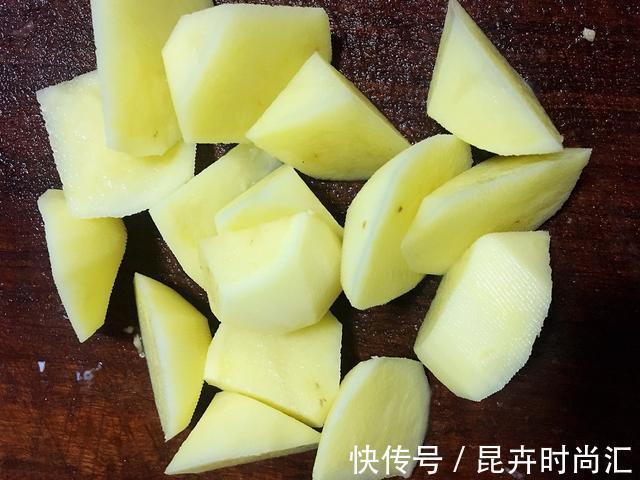 鸡肉|鸡肉和土豆搭配，蒸出来味道鲜美，还不油腻，适合冬天食用