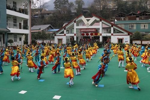  北川坝底小学接受绵阳市艺术团创建验收