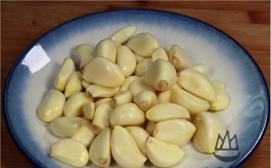 今天才知道,原来剥大蒜这么简单,只需一个瓶盖,一分钟剥一大碗