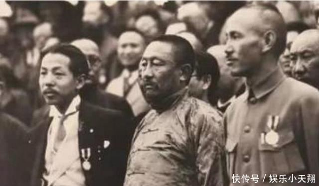 照片|100岁时的少帅张学良稀有照片,身边这个女孩子一直陪伴在他身边!