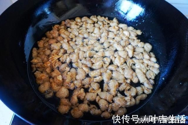 乳白色|熬猪油时,要不要放盐老厨师牢记4个窍门,久放不坏无异味