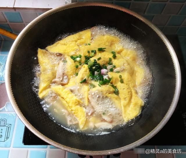 蘑菇|天凉了，适合早餐喝的汤，2样食材一起煮又鲜又香，家人很满意