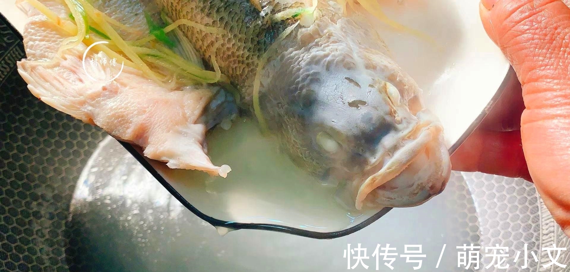 清蒸鱼时，有人放盐，有人放生抽！厨师长：都不对，教你正确做法