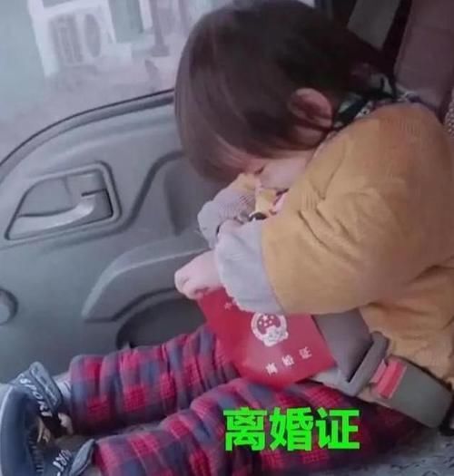 单亲爸爸带两岁宝宝跑运输，网友：可爱又心疼，愿意等上二十年