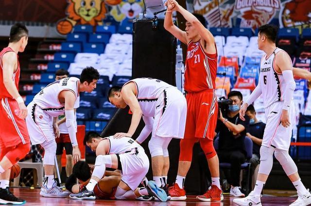 易建联|必须严惩苏伟禁赛易建联:10分钟再伤3人,姚明这回可不能姑息