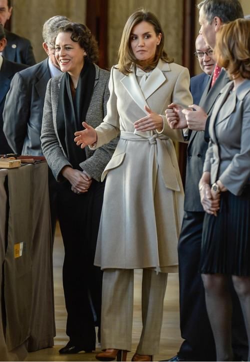 莱蒂齐亚人真美,穿浴袍大衣秀身材,有这魅力难怪能当西班牙王后