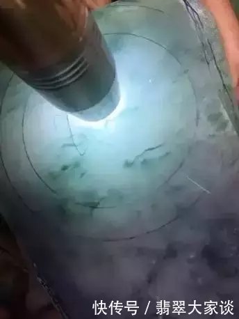 赌石|赌石实战17万买下一块只有一个翡翠手镯位的料子,直接开切
