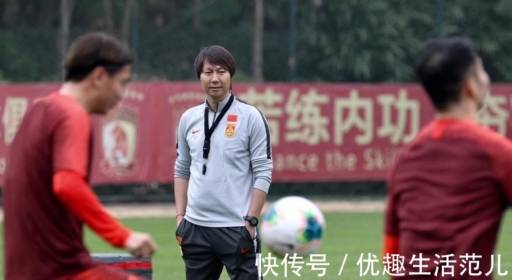 肇俊哲|凌晨3点!李铁恩师做出争议表态:国足换帅彻底无望,球迷骂声一片