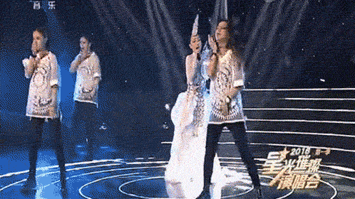 歌手假唱“愈演愈烈”,話(huà)筒拿反不算什么,而他被稱(chēng)“假唱王者”