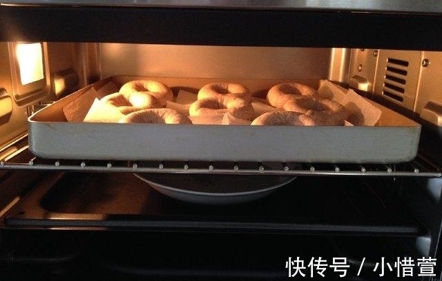 烤盘|教你做款少油少糖的面包,外形可爱像甜甜圈,主要是更健康