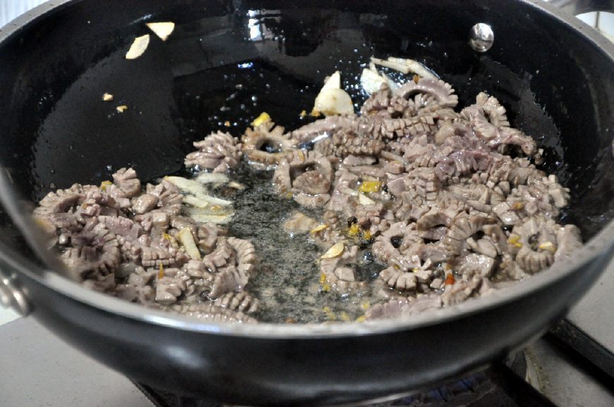 这菜贵是贵点,却是宴客的硬菜,鲜辣爽口,很多人爱吃却不会做