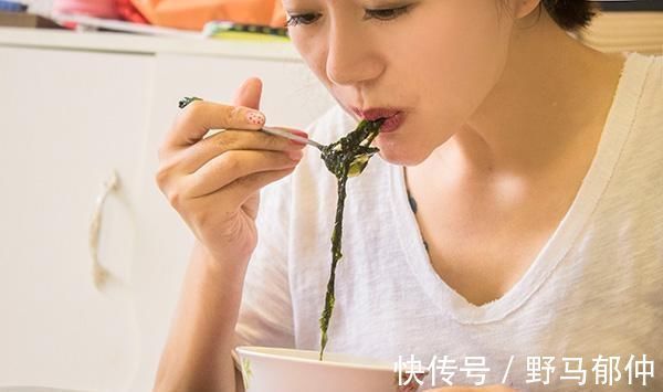 健康|吃饭快的人,要当心疾病找上门,怎么吃饭才有利健康?