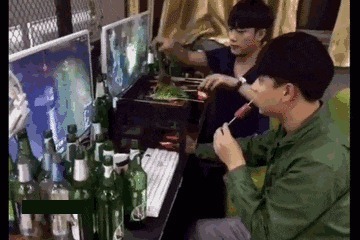 |搞笑GIF：都建功立业了，还是改不掉看见妹子就想抱的冲动