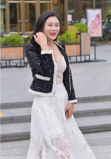 气质|白色蕾丝连衣裙搭配黑色白色斑点外套,轻薄透气,层次感十足