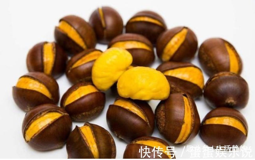 板栗好吃皮难剥教你一捏壳就脱落的诀窍，一分钟能剥一大盘！
