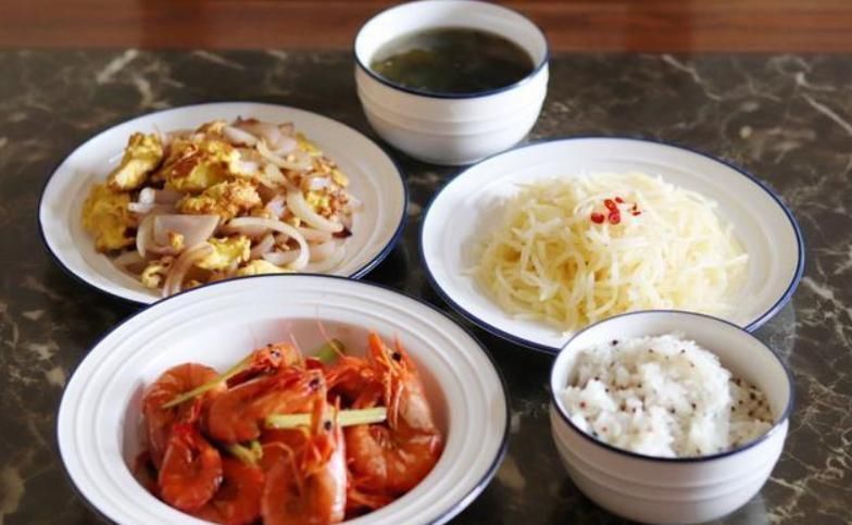 白灼秋葵|孩子不在家,老两口的晚餐走红朋友圈,网友:最好的美食要用心做