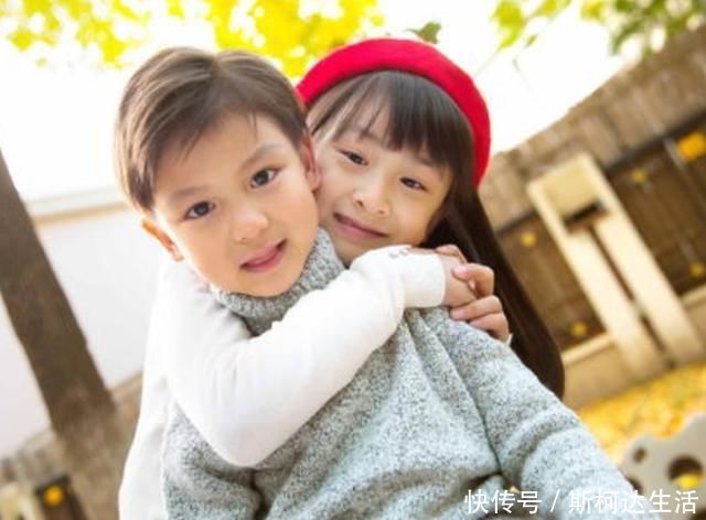 长大|二胎家庭的姐姐喜欢“打弟弟”,原因可气又可笑,希望弟弟快长大