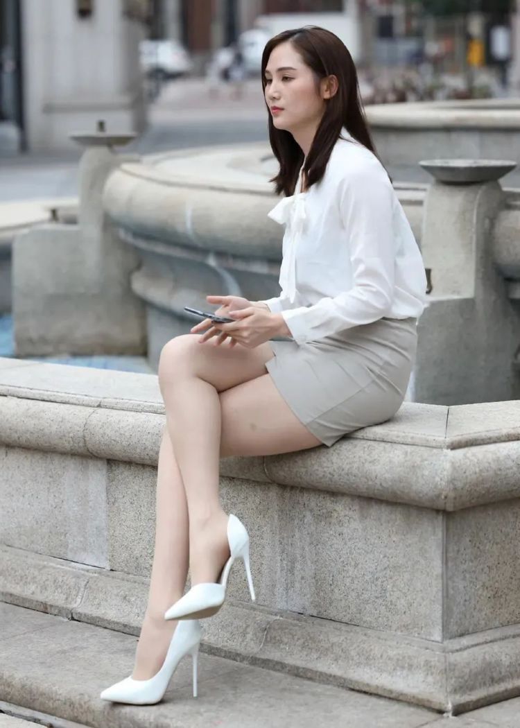 职业装 小姐姐的白色职业装,既穿出职场中的干练,又穿出女性独特的气质