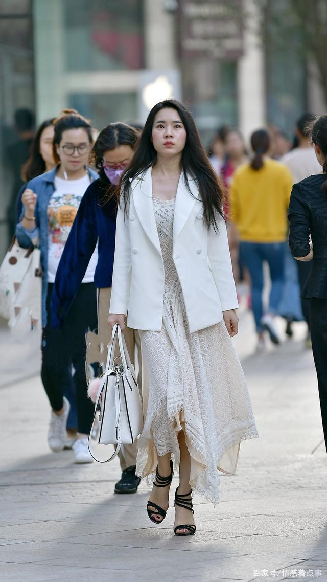 效果|白色西装搭配镂空连衣裙,搭配一双高跟凉鞋,凸显精致优雅的效果