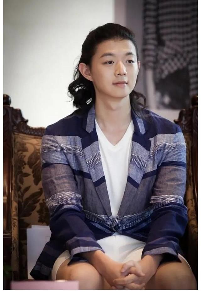 收盘价|霍尊殃及芒果超媒，市值蒸发600亿，新女友被扒与陈露完全相反