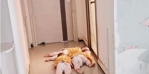 宝宝|妈妈洗澡,三胞胎宝宝化身“侦察兵”,趴门缝喊妈妈