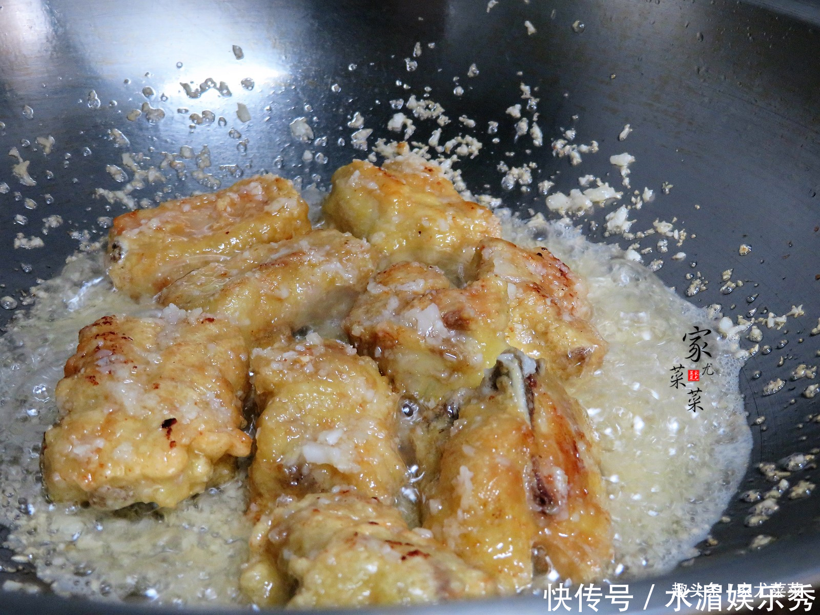 蒜香排骨|排骨别老炖汤,教你新做法,不用炸不用卤,加1个鸡蛋,上桌扫光