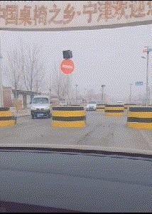 |搞笑GIF:见过荡秋千的,没见过骑摩托车荡秋千的