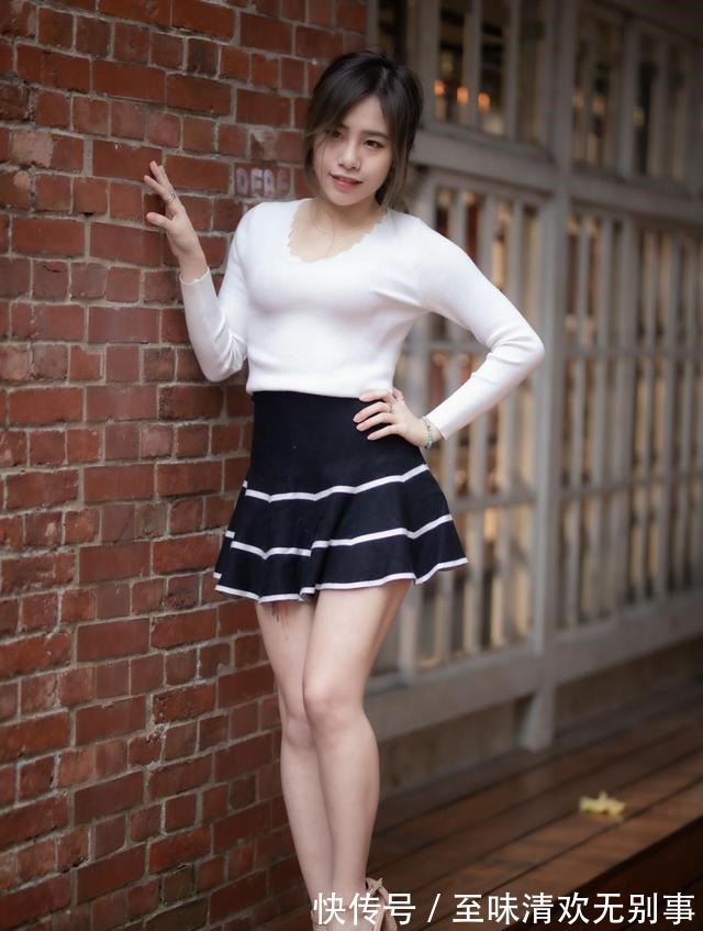 知性 温柔纯洁的白色针织衫搭配深蓝色高腰A字裙,简约干练又知性优雅!