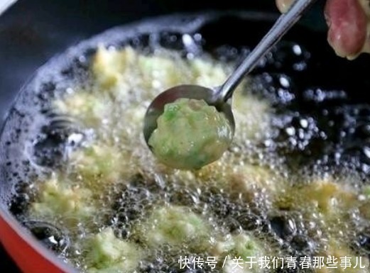不管炸什么丸子,调馅时多加一勺它,保证膨松酥脆,好吃不油腻