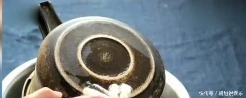 烟灰|锅用久了，底部“黑垢”厚又硬教你一个小妙招，干净还不费劲