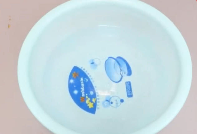 毛巾脏了不要扔，教你一招水里滴一滴，让你的毛巾跟新的一样