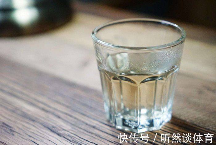 十个月|孕期在这四个时间段喝水,羊水会更“清澈”,对胎儿发育好处多