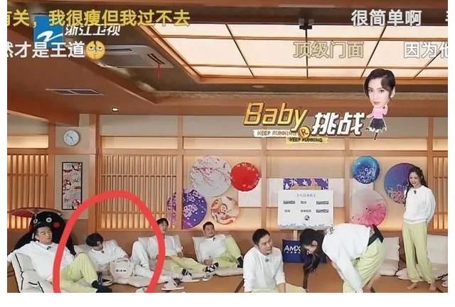 蔡徐坤在“跑男”疑似睡觉还玩手机?细节截图和网友弹幕说出真相