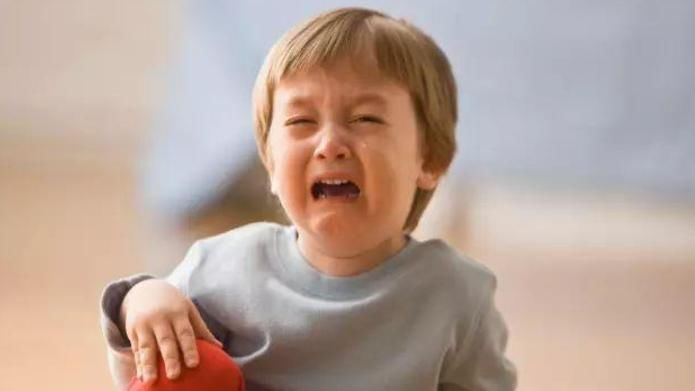 哭闹|当孩子扯着嗓子哭闹时,有一种看似无害的处理方式,实则伤娃最深