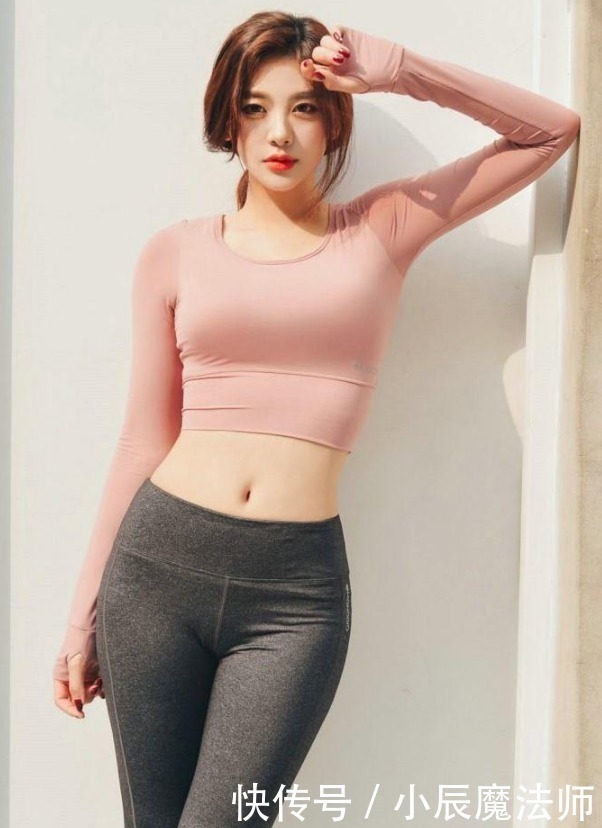 小姐姐爱穿紧身打底裤,好身材尽显女性韵味,吸引力十足