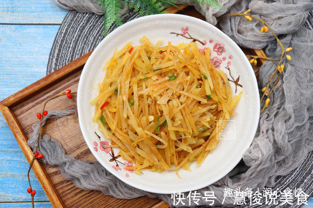 炒土豆丝,先泡水还是焯水牢记3点,土豆丝爽脆不粘锅,实用
